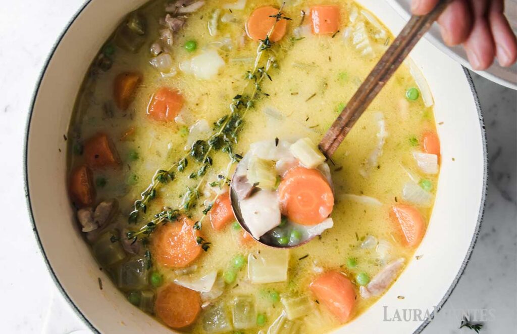 una olla con guiso de pollo y patatas