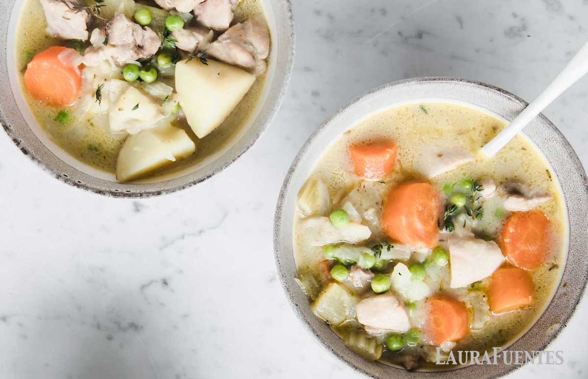 dos cuencos con guiso de pollo y patatas