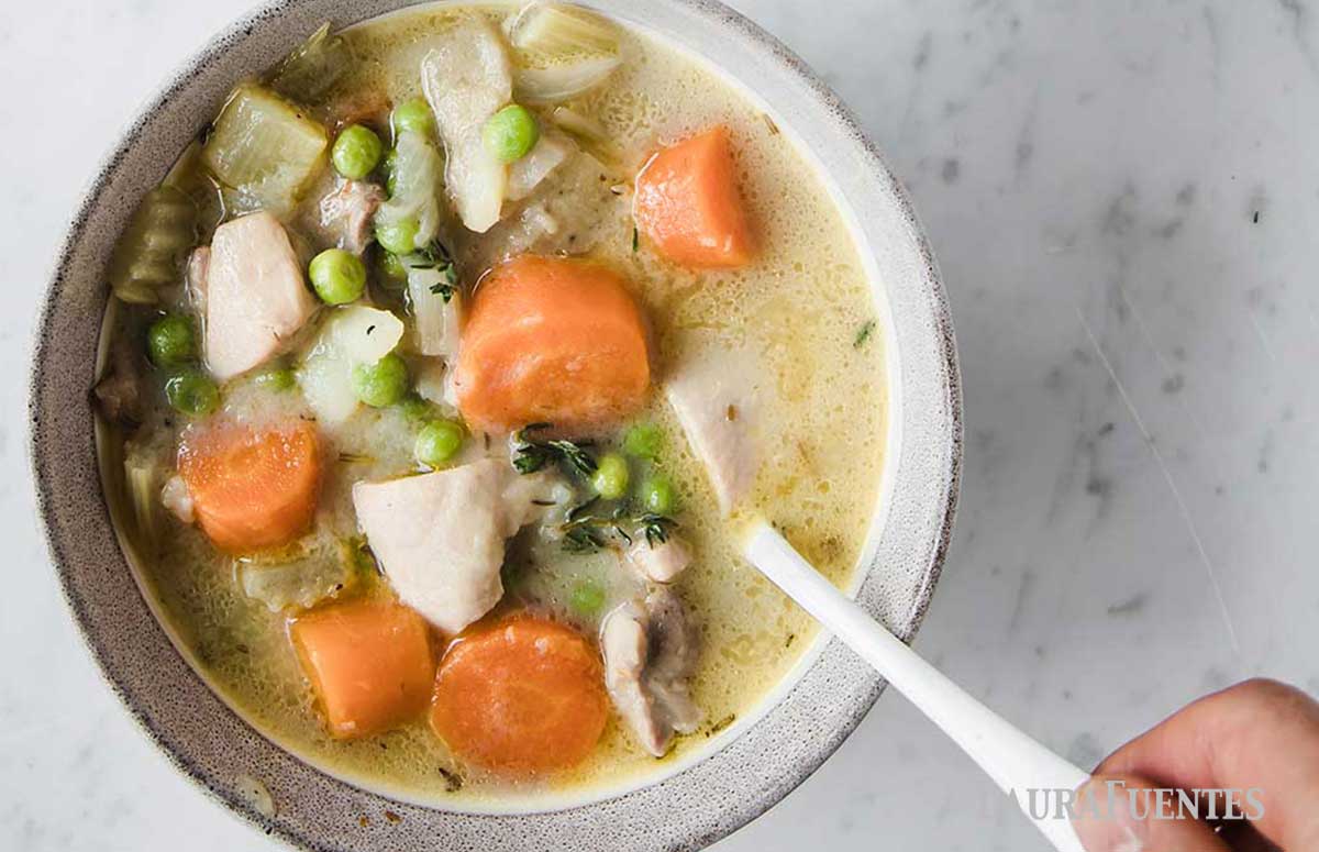 un cuenco con guiso de pollo