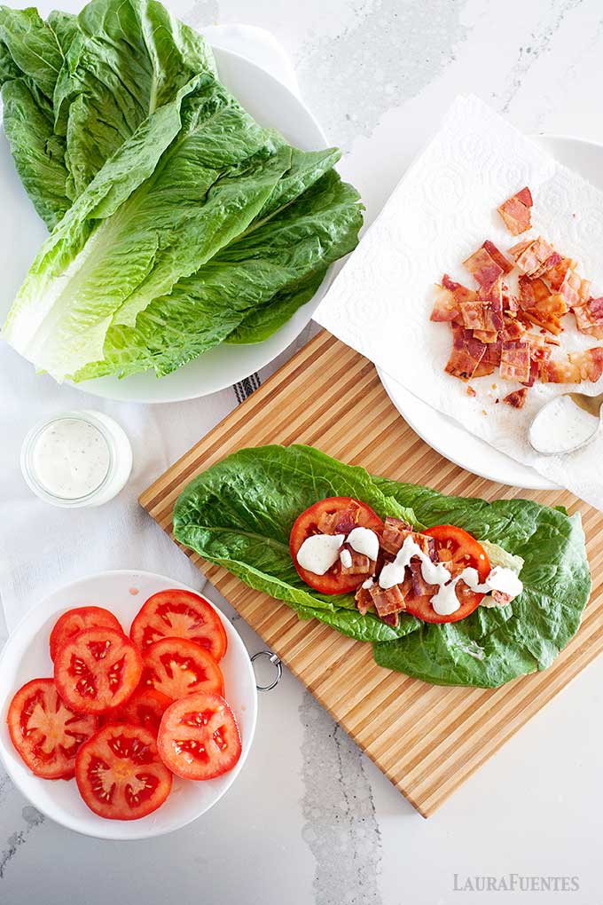 wrap de lechuga relleno de tomate, bacon, y aderezo ranch