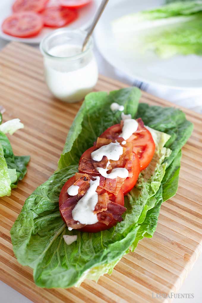 wrap de lechuga con tomate y aderezo ranch