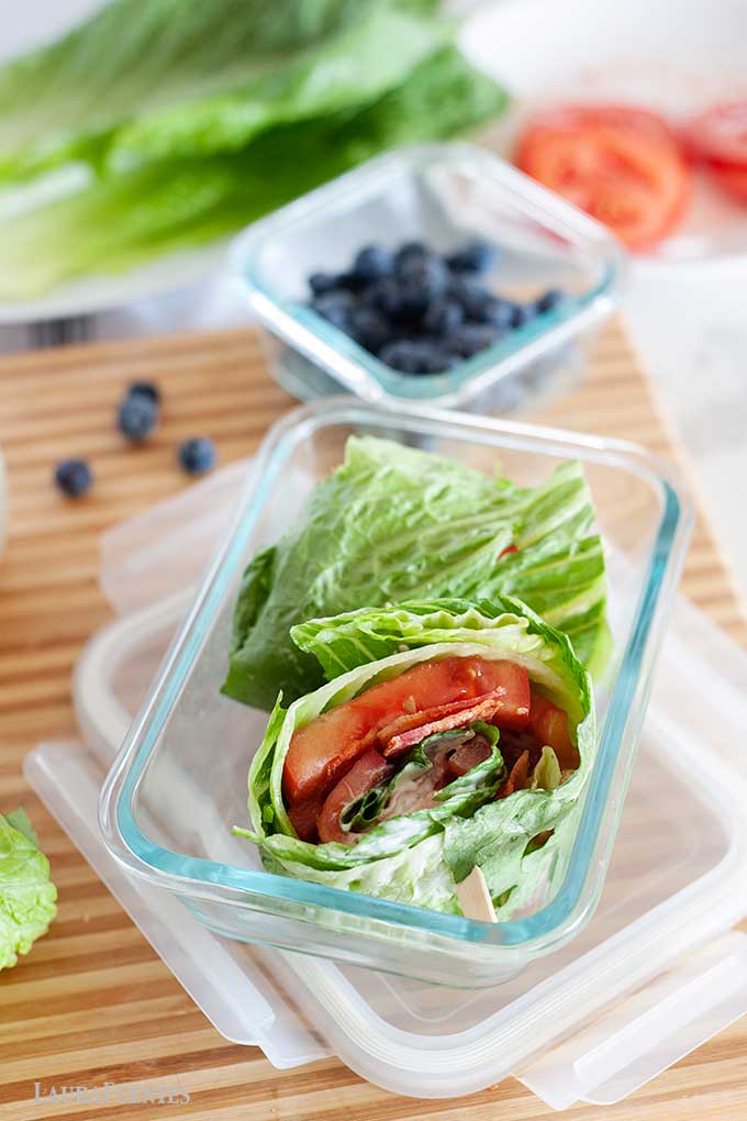 wrap de lechuga en un recipiente de cristal