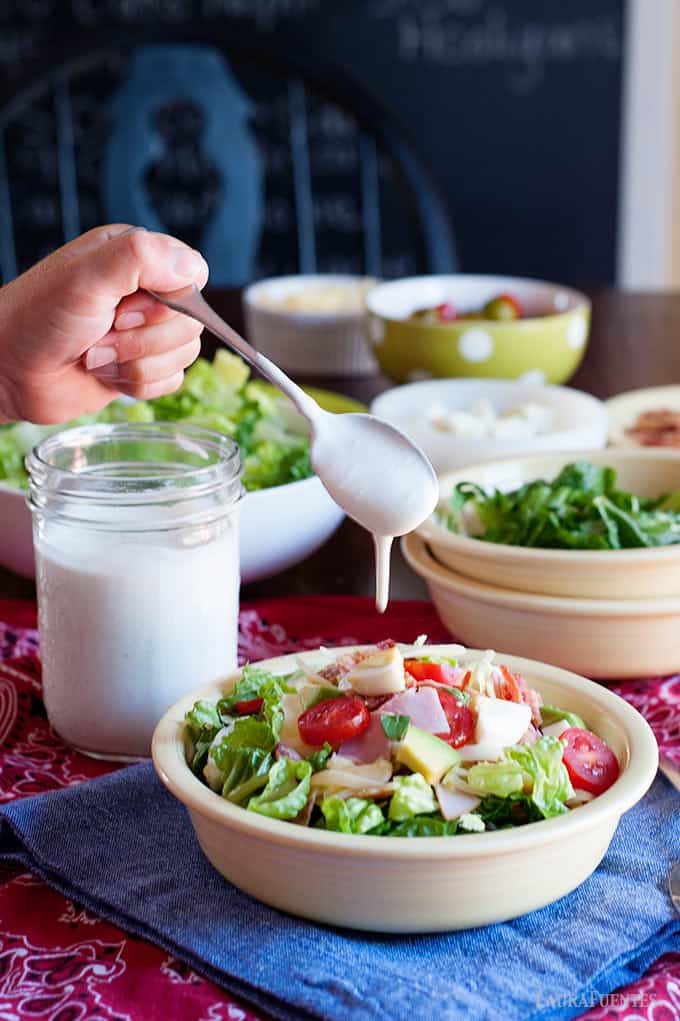 aderezo ranch sobre una ensalada