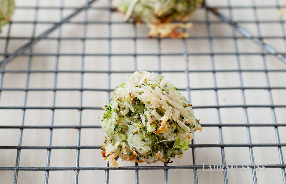 una croqueta de brócoli sobre una rejilla
