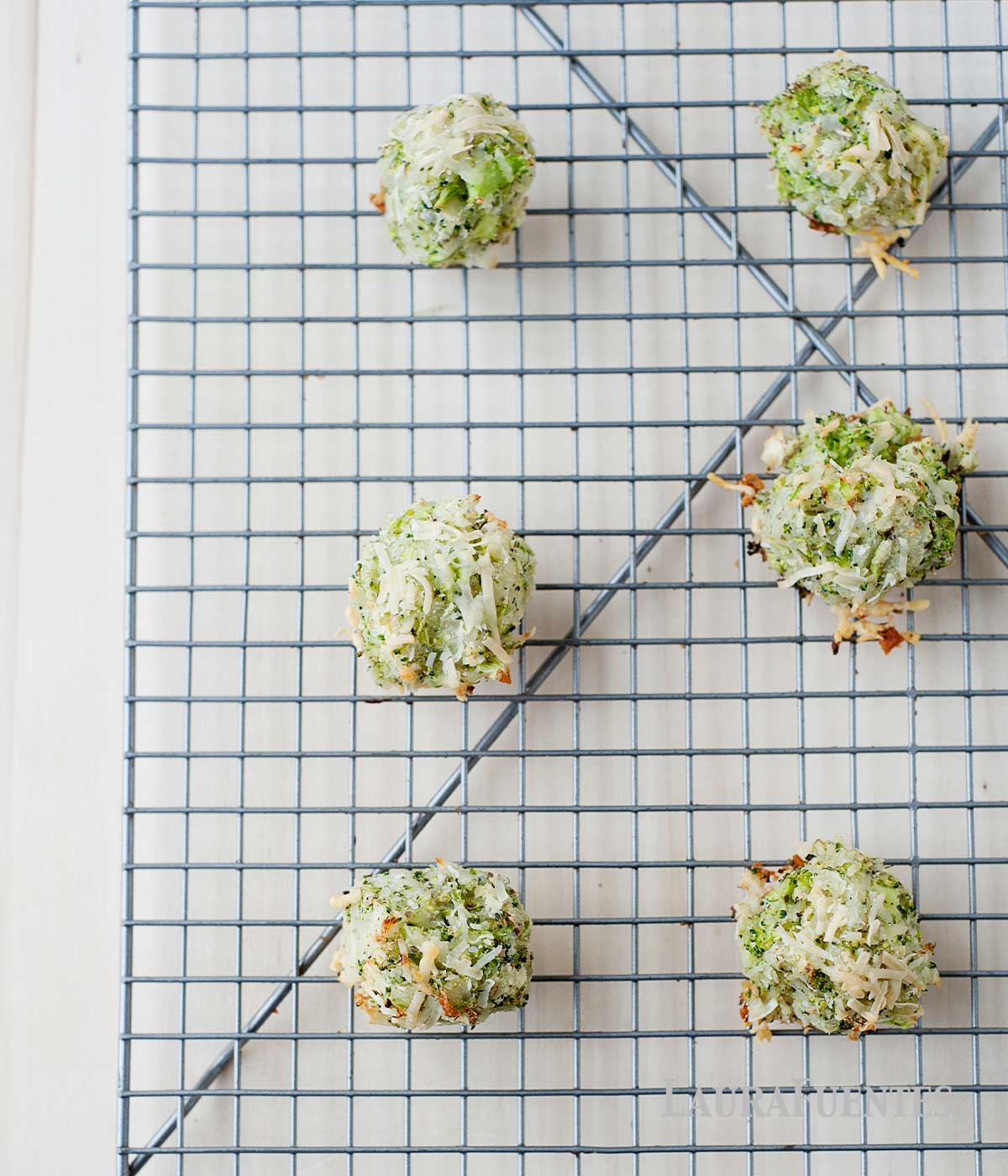 vista superior de croquetas de brócoli sobre una rejilla