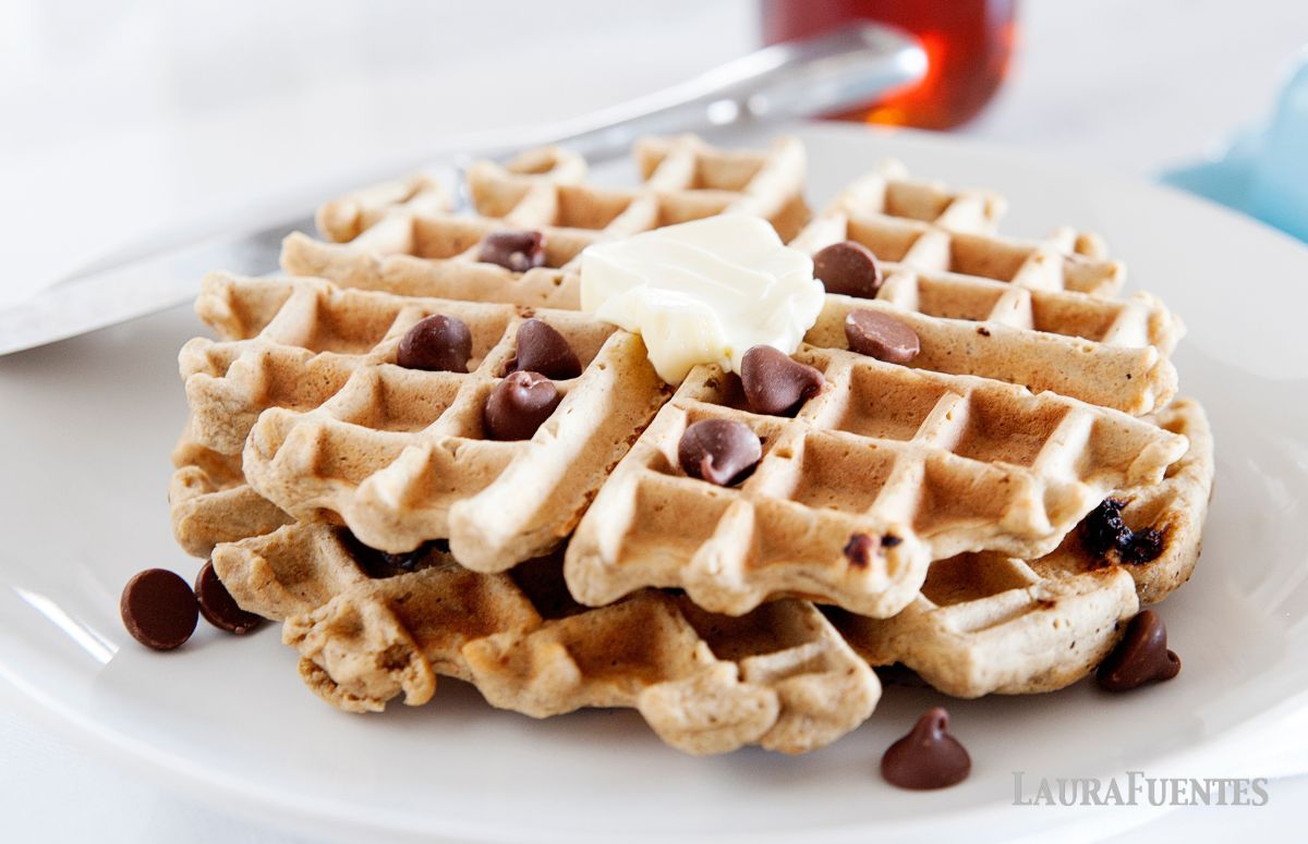 gofres saludables de avena en un plato con mantequilla y pepitas de chocolate por encima