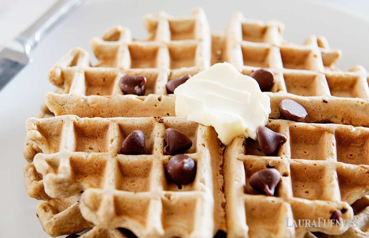 gofres saludables de avena en un plato con mantequilla y pepitas de chocolate por encima