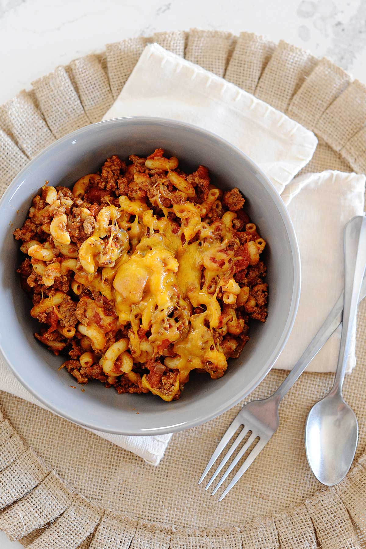 pasta con carne molida salsa de tomate y queso en un bol