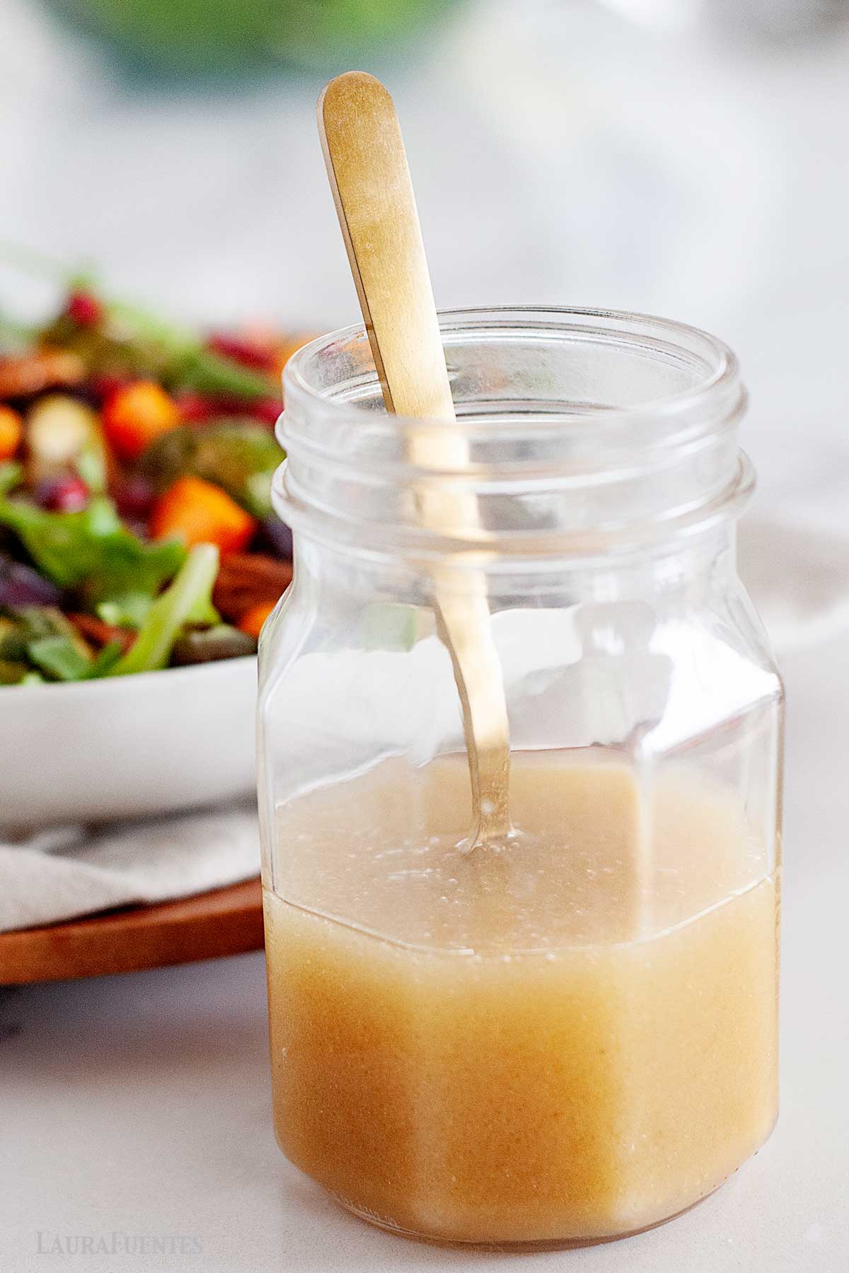 vinagreta de mostaza en una jarra