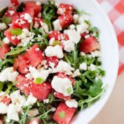 bol de ensalada de sandía, menta y queso