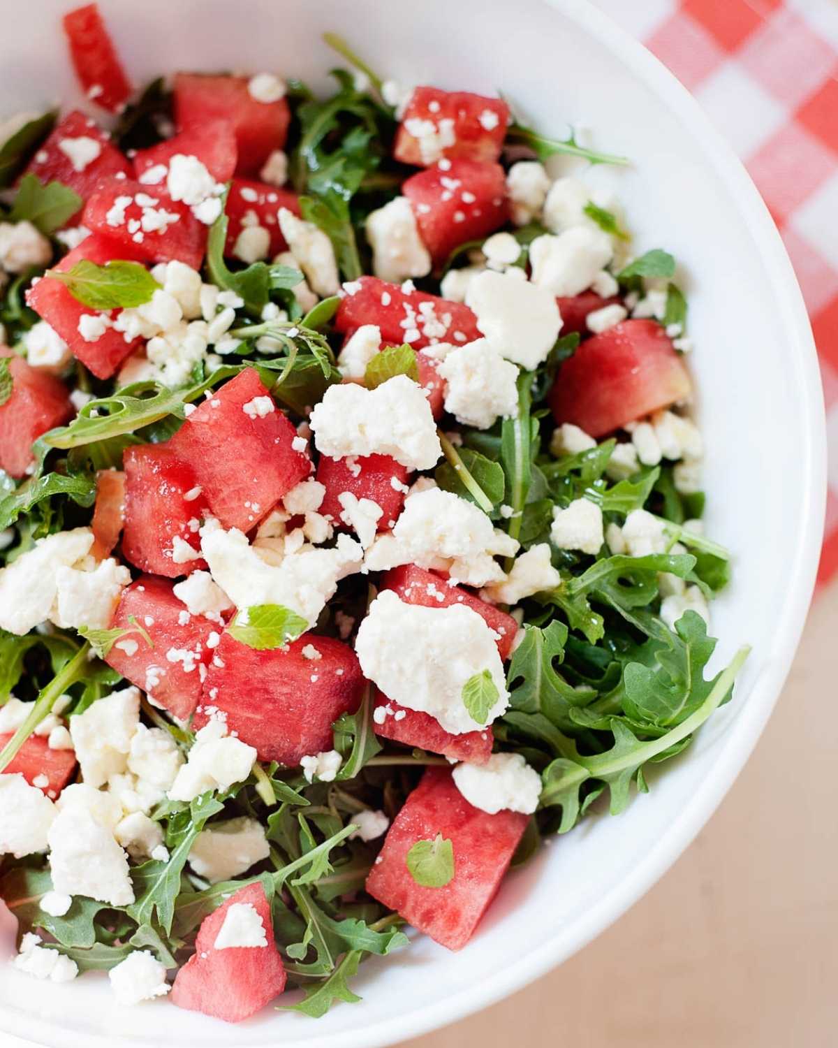 bol de ensalada de sandía, menta y queso