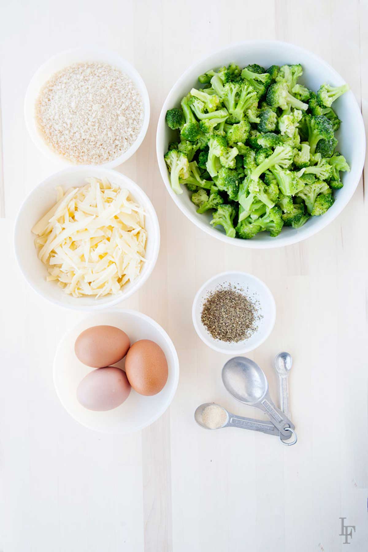 pan rallado, brocoli, queso, huevos, pimienta y sal.