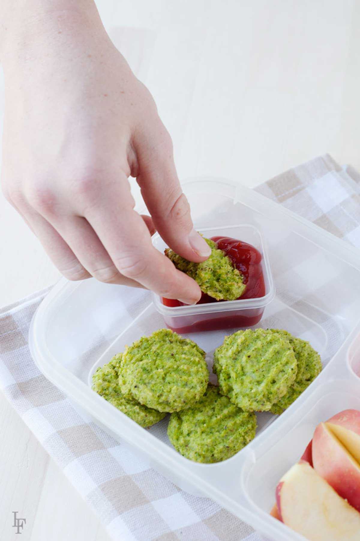 nuggets verdes de brocoli y queso con ketchup