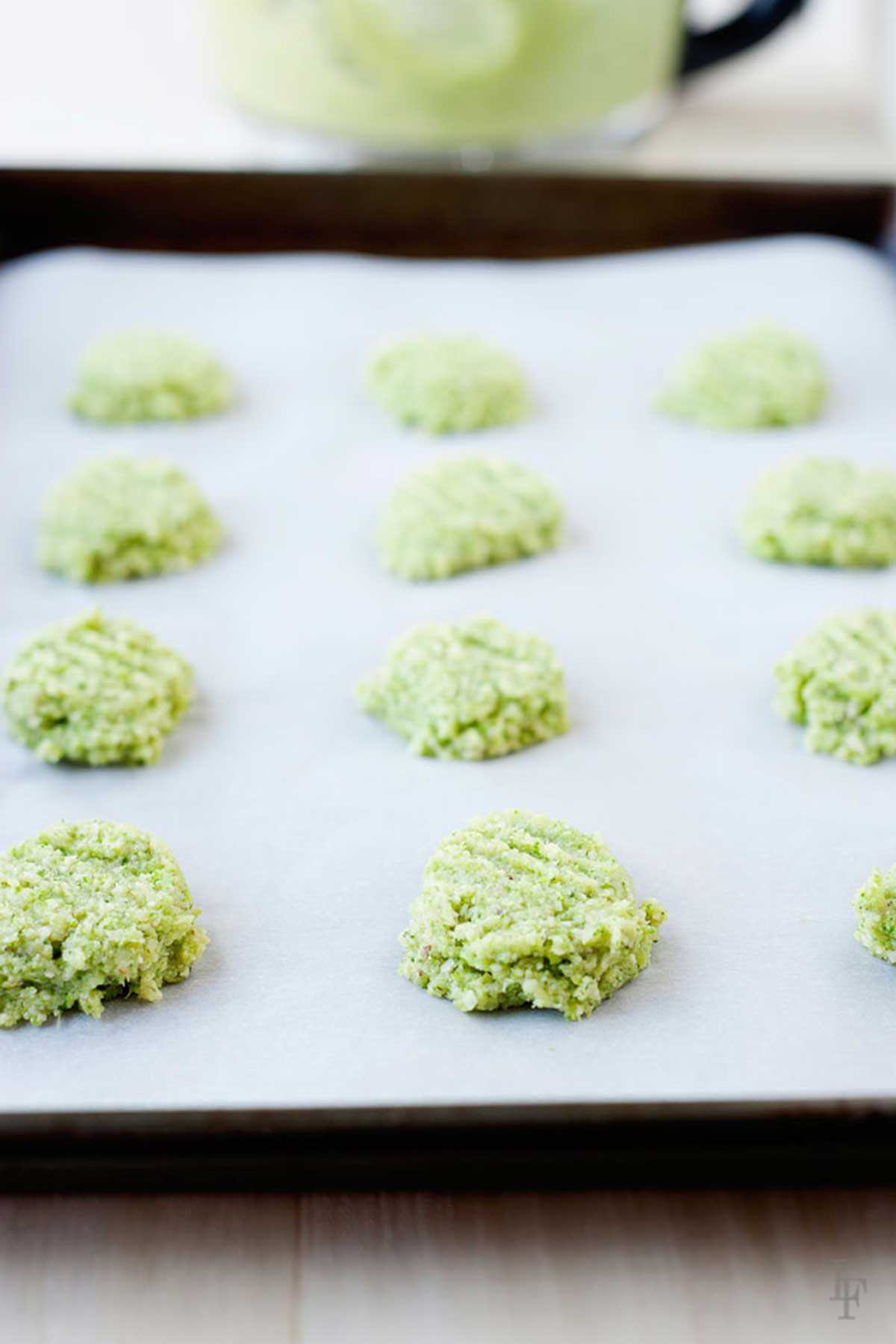 en una bandeja de hornear hay nuggets de brocoli con queso