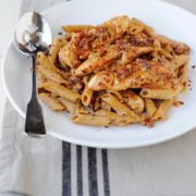 un plato de pasta con tomate seco