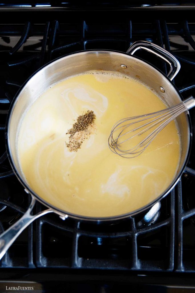 salsa alfredo en una sarten