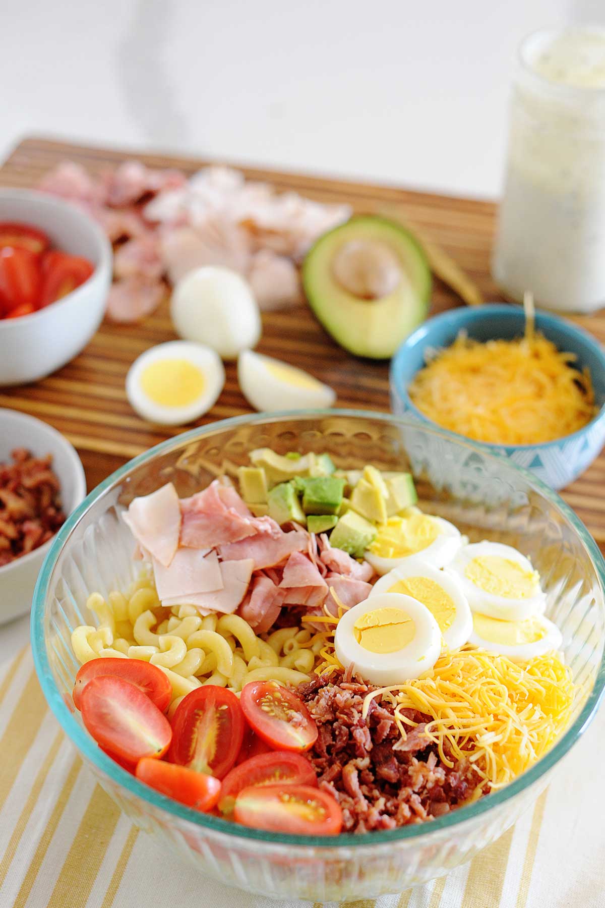 ensalada de coditos con jamon, huevo duro, tomates, bacon, aguacate en un bol