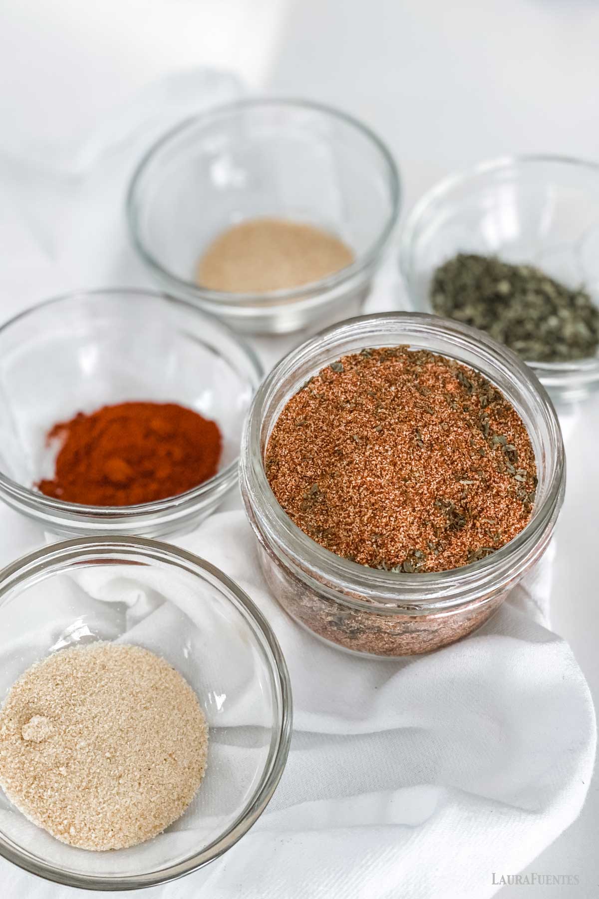 ajo, pimentón, perejil, cebolla y condimento para verdras. 