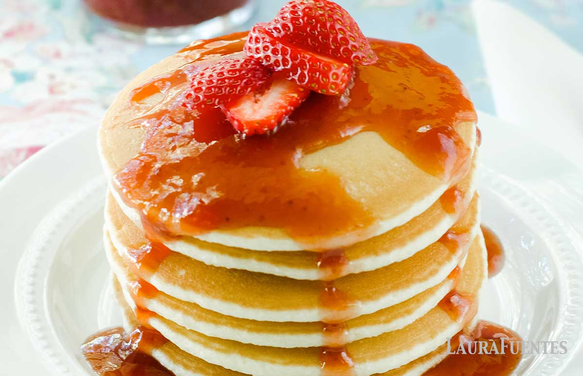 tortitas con sirope y fresas por encima