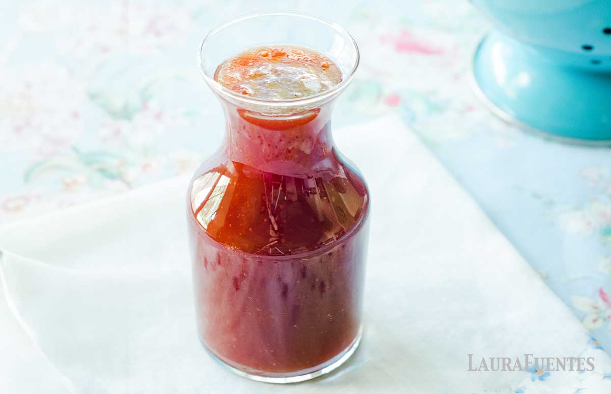 una botella con sirope de fresa casero