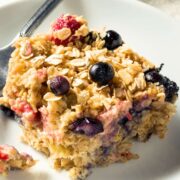un plato con una ración de avena horneada con frutos rojos