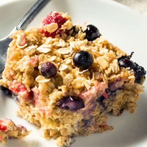 un plato con una ración de avena horneada con frutos rojos