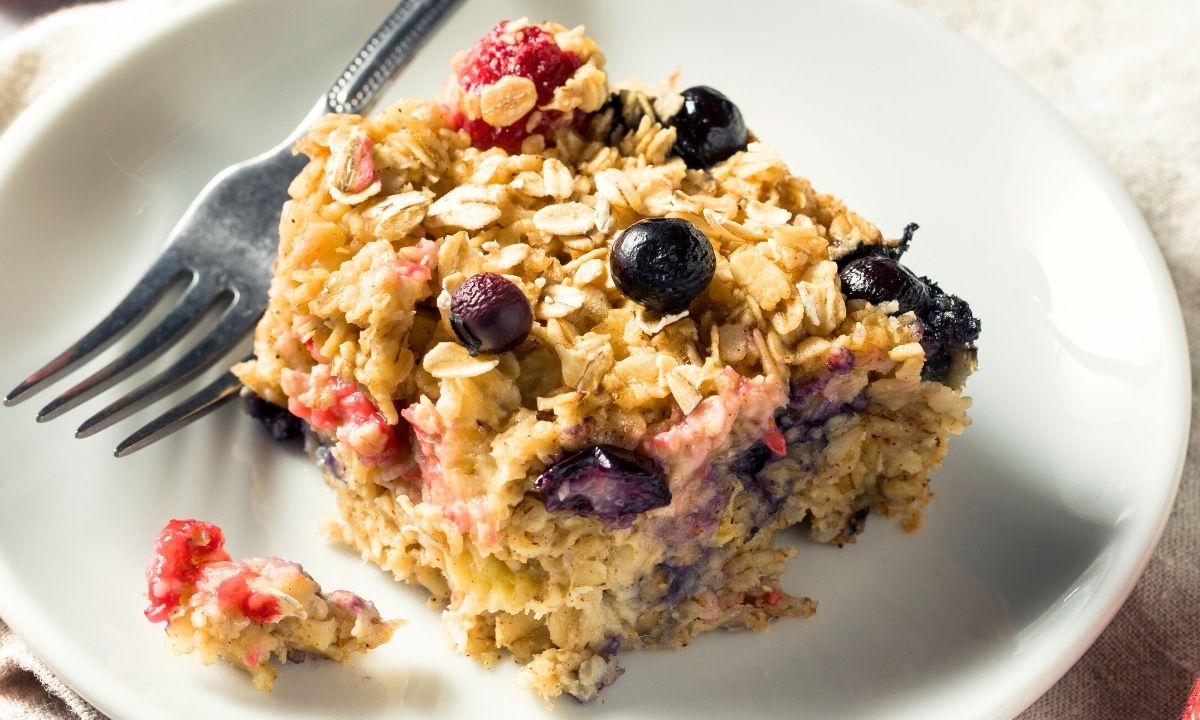 un plato con una ración de avena horneada con frutos rojos