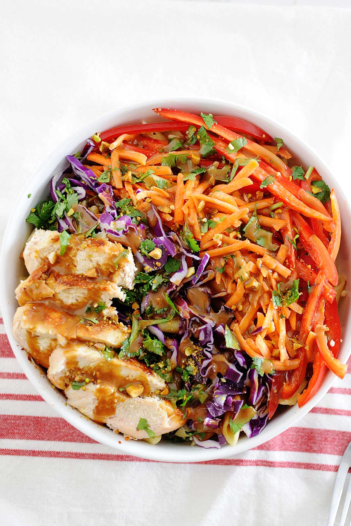 ensalada de pasta de pollo con verduras en un bol