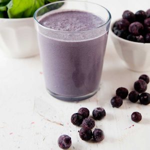 batido de arandanos en un vaso