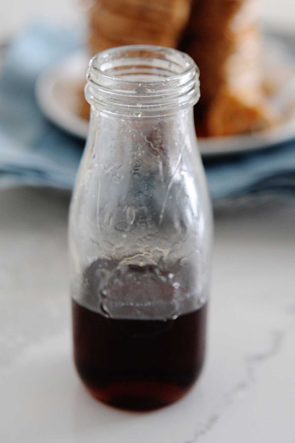 sirope para tortitas en una jarra