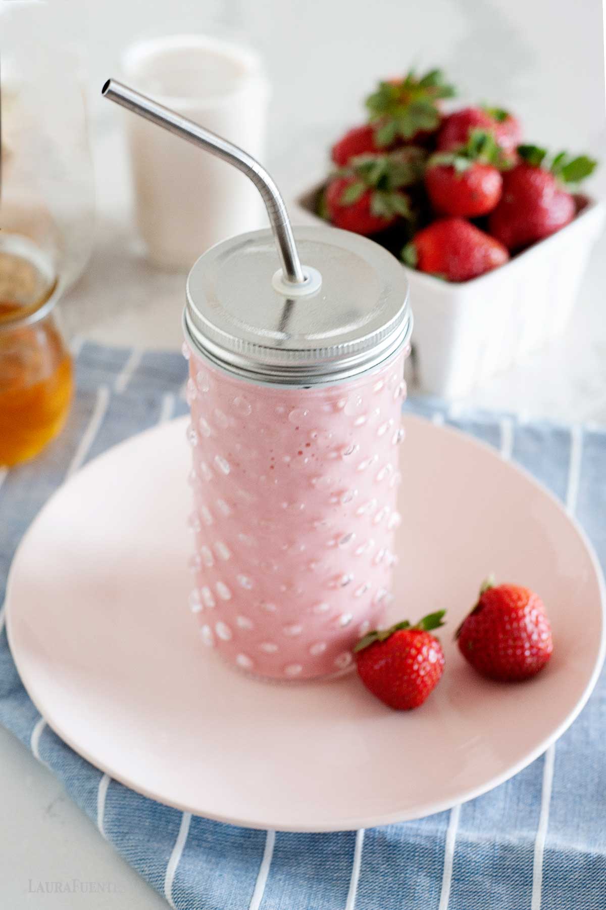 leche de fresa casera en un vaso
