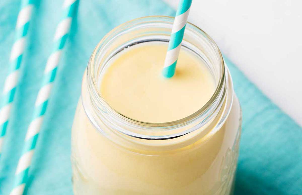 batido de mango y plátano en un vaso