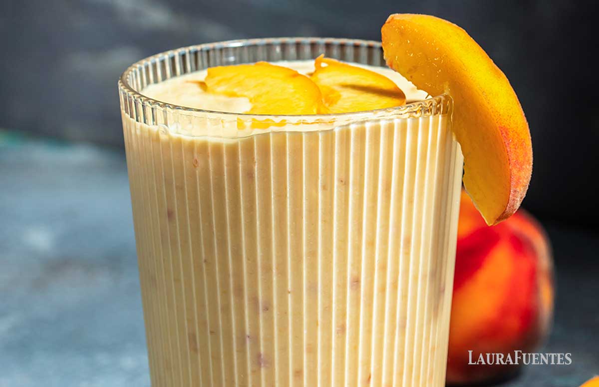 un vaso de batido de melocotón