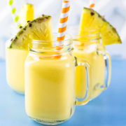 tres jarros con batido de piña y trozo de piña
