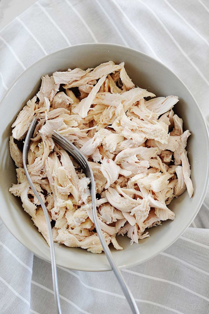 pollo desmenuzado en un bol