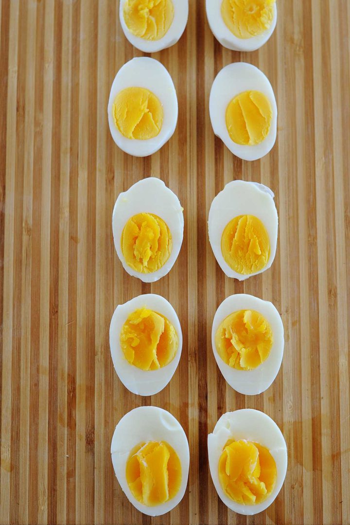 huevos duros hervidos cortados
