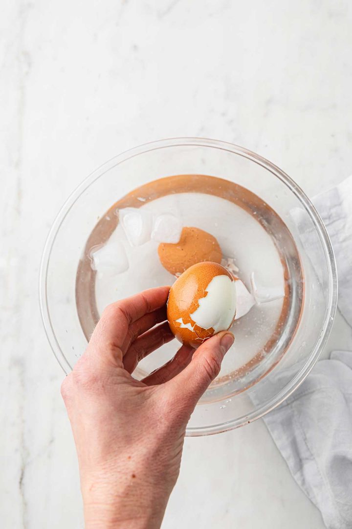 pelando un huevo duro