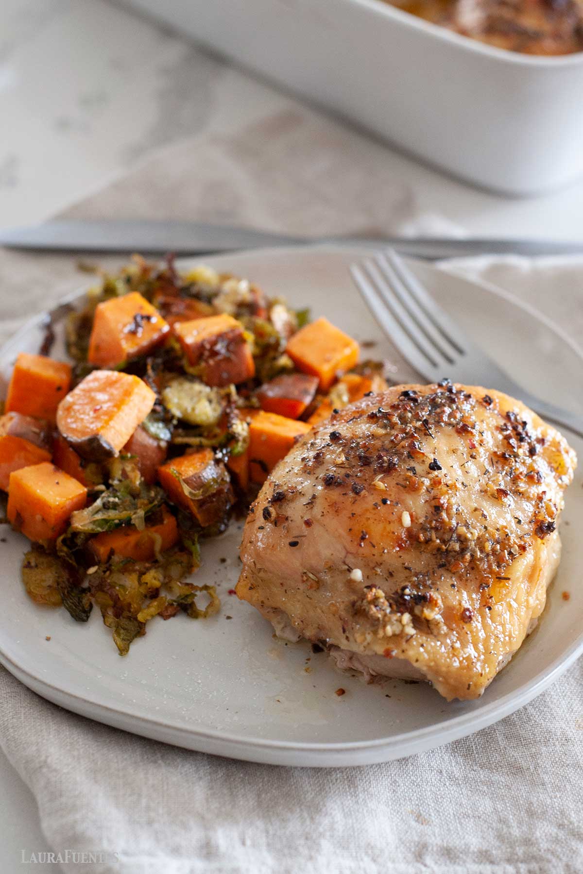 plato con verduras al horno y muslos de pollo al ajillo