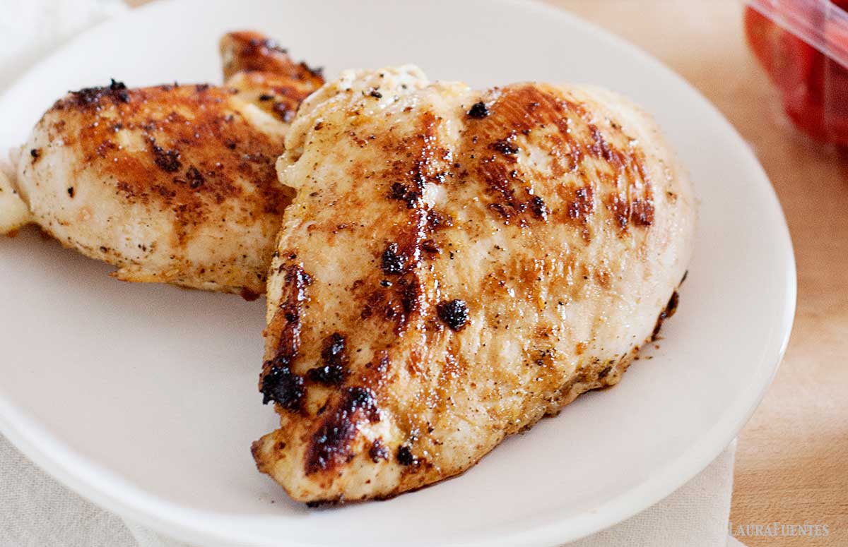 pechugas de pollo a la plancha en un plato