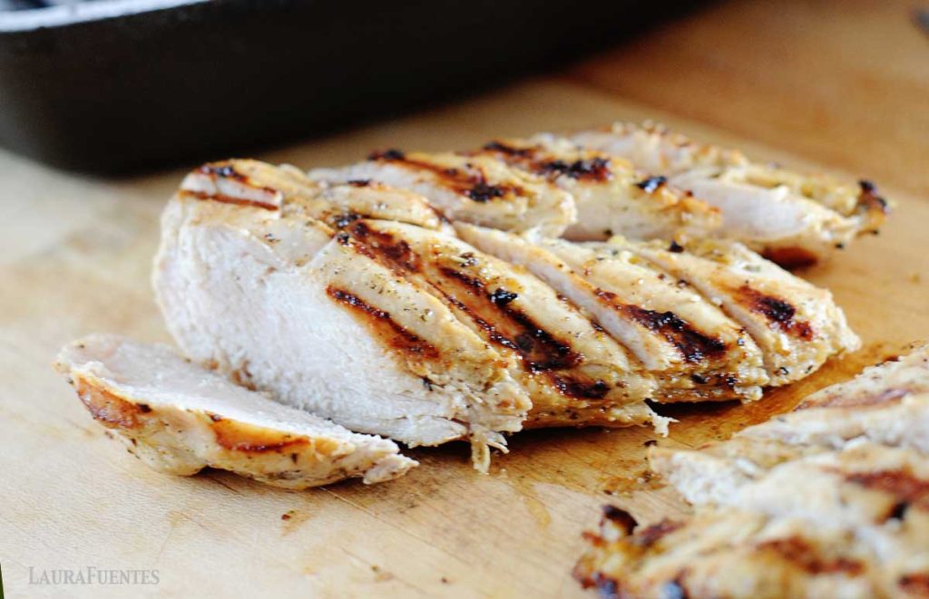 pechugas de pollo a la plancha jugosas cortadas