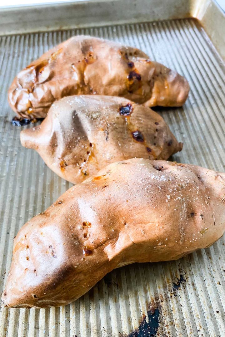 boniatos en una bandeja cocidos al horno