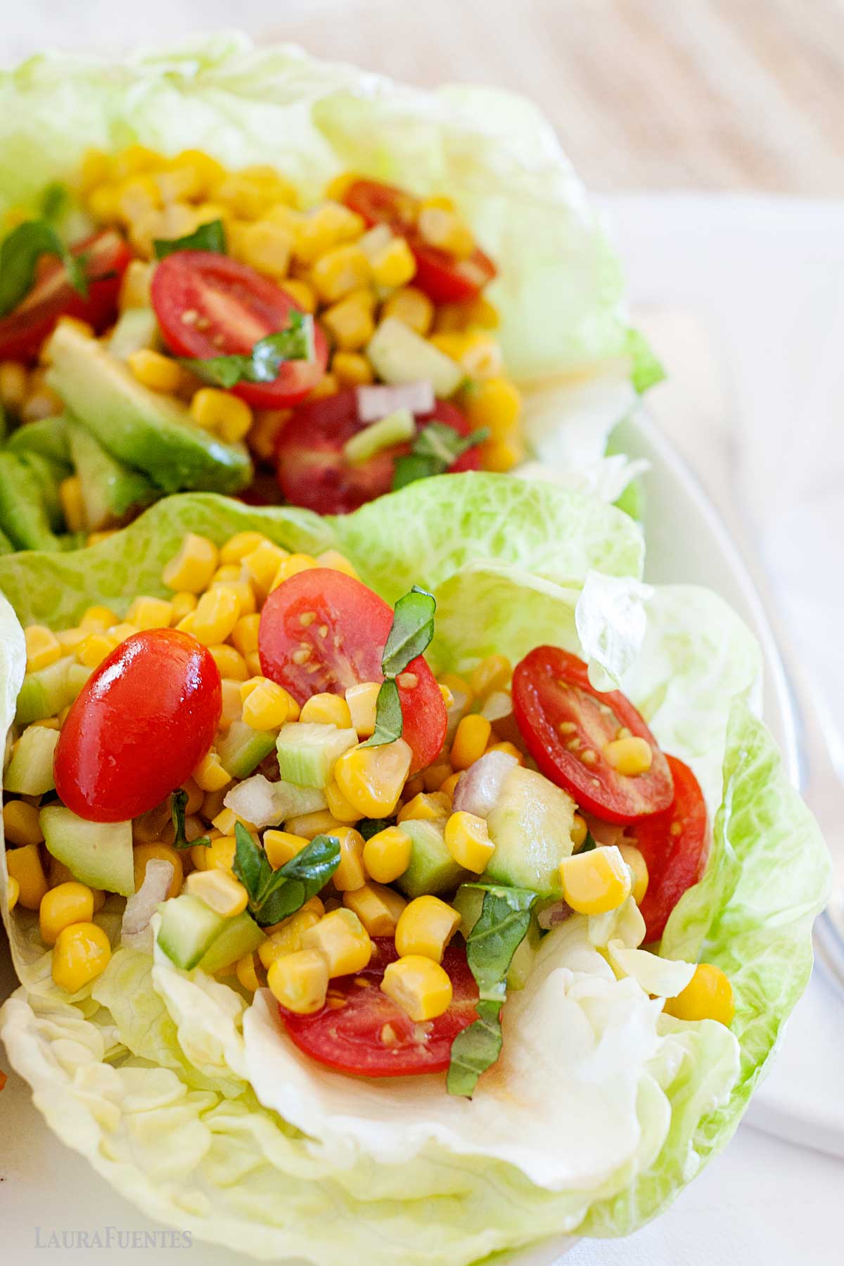 ensalada de maiz y tomate con pepino en una taza de lechuga