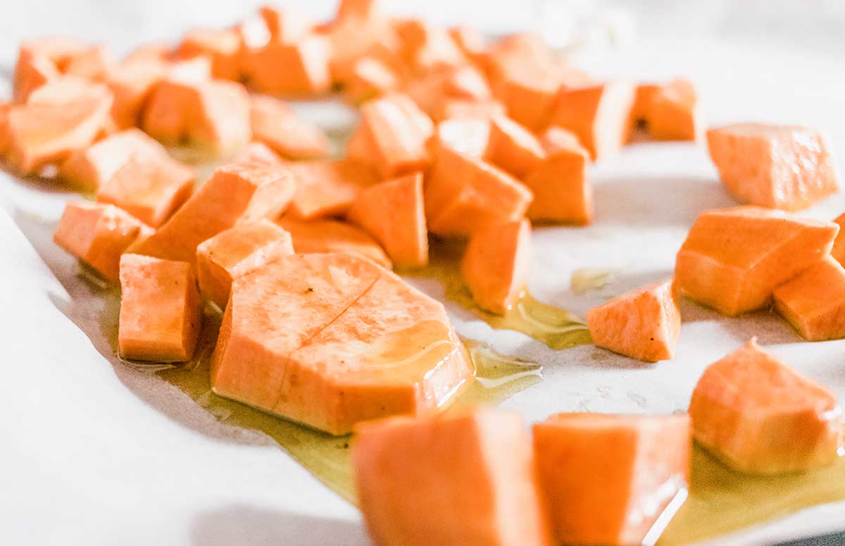 cubitos de boniato antes de hornear con aceite de oliva