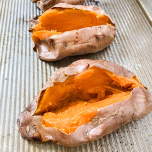 dos boniatos al horno sobre una bandeja para hornear
