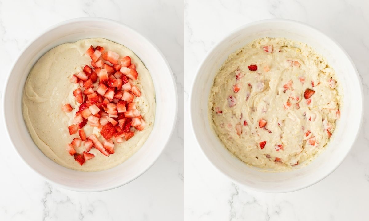 izquierda: masa de tortitas con trozos de fresa; derecha: la masa mezclada con las fresas