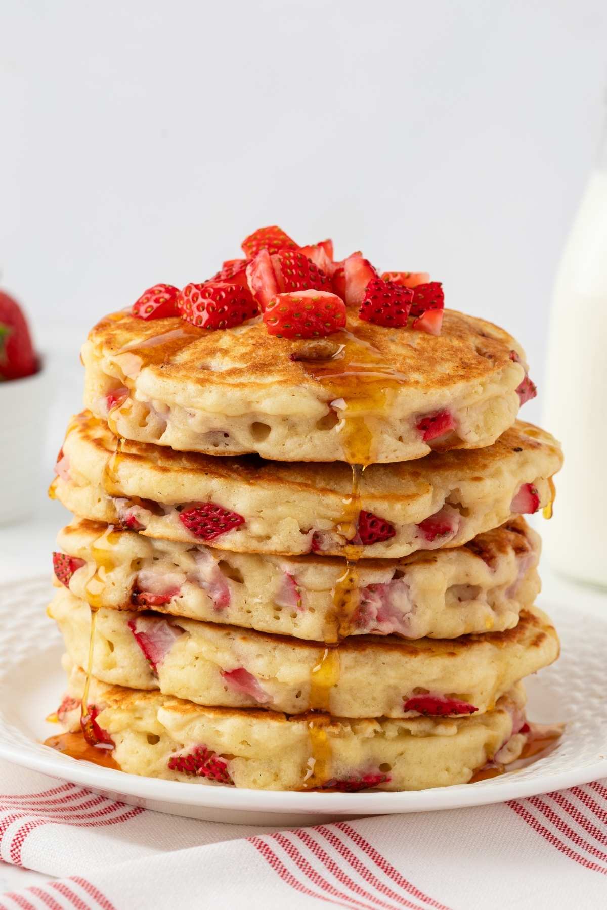 una pila de tortitas de fresa