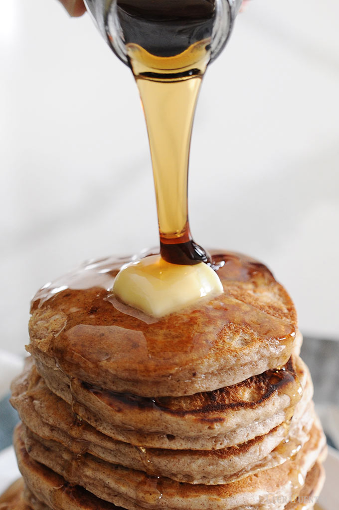 Pancakes con mantequilla y sirope