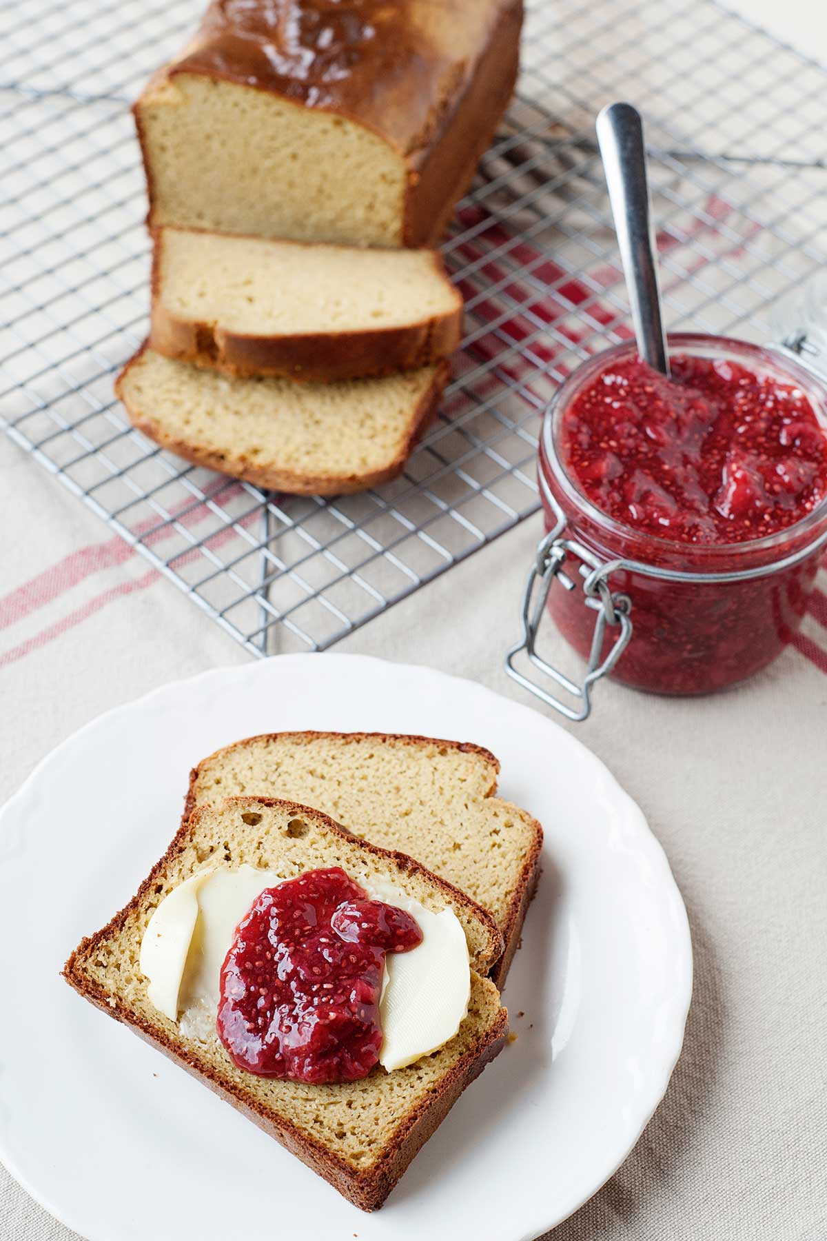 Mermelada de Fresa sin Azúcar encima de unas tostadas, rebanadas de pan y tarro de mermelada