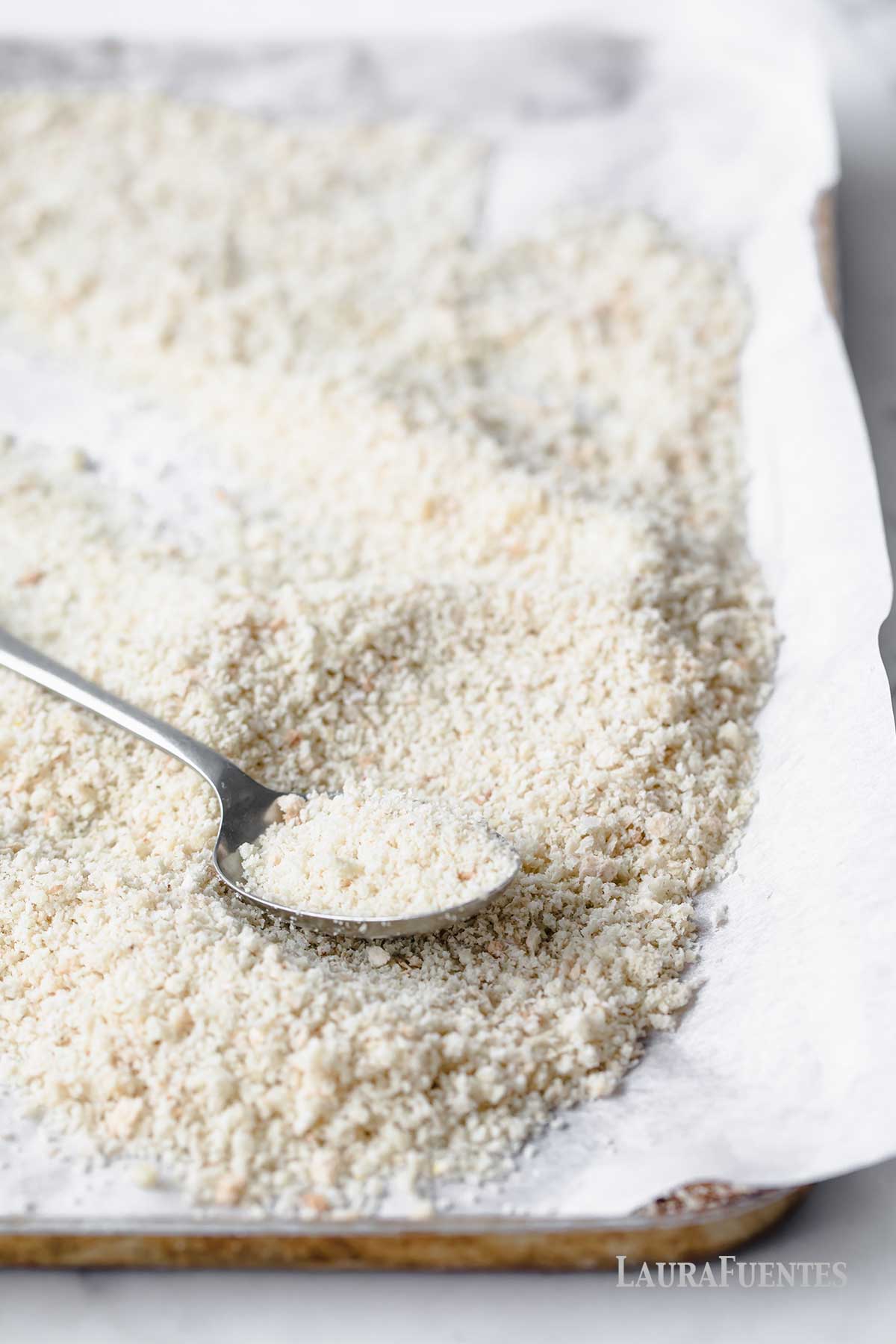 panko en una bandeja de hornear forrada con papel vegetal.