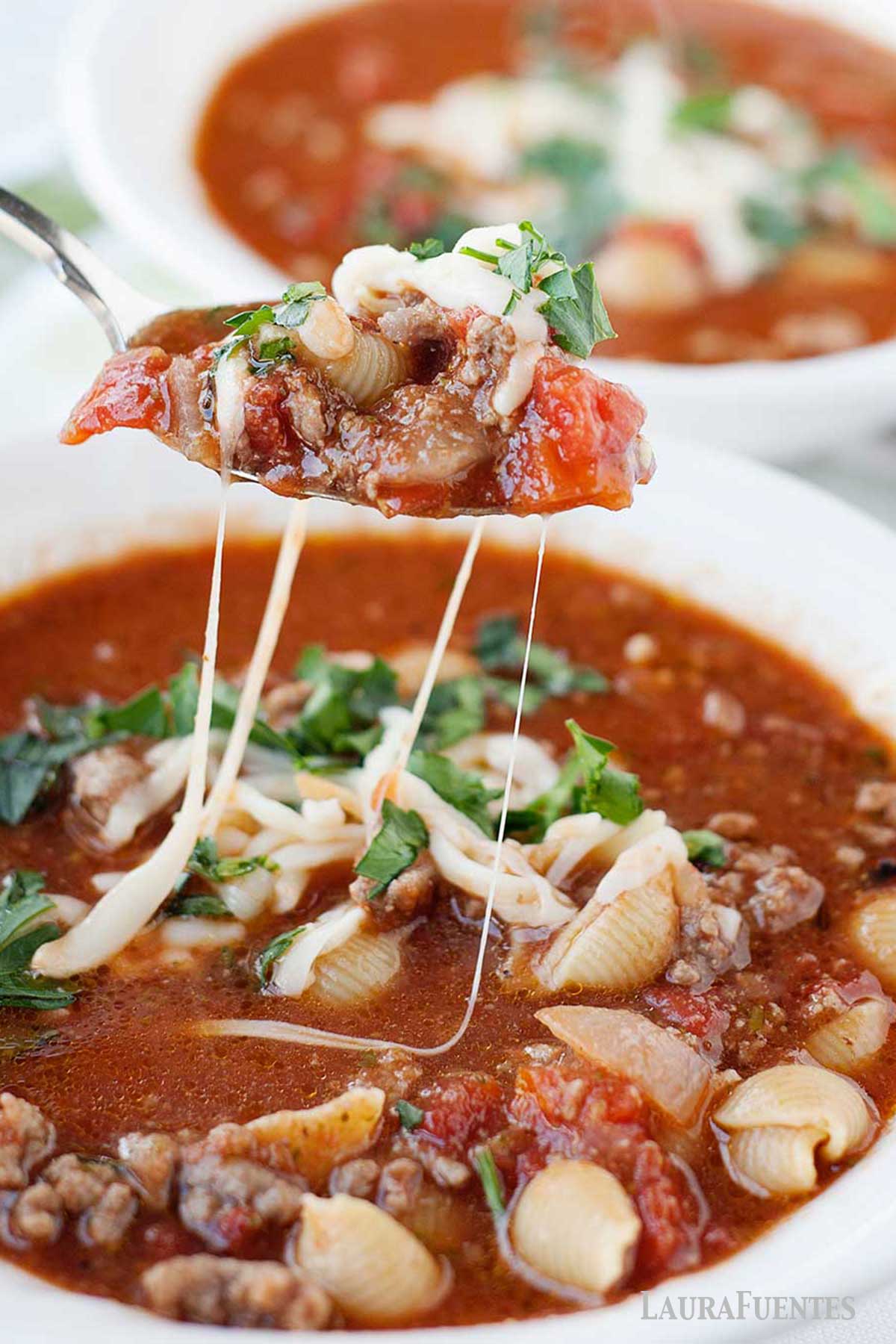 un plato con sopa de conchas con carne